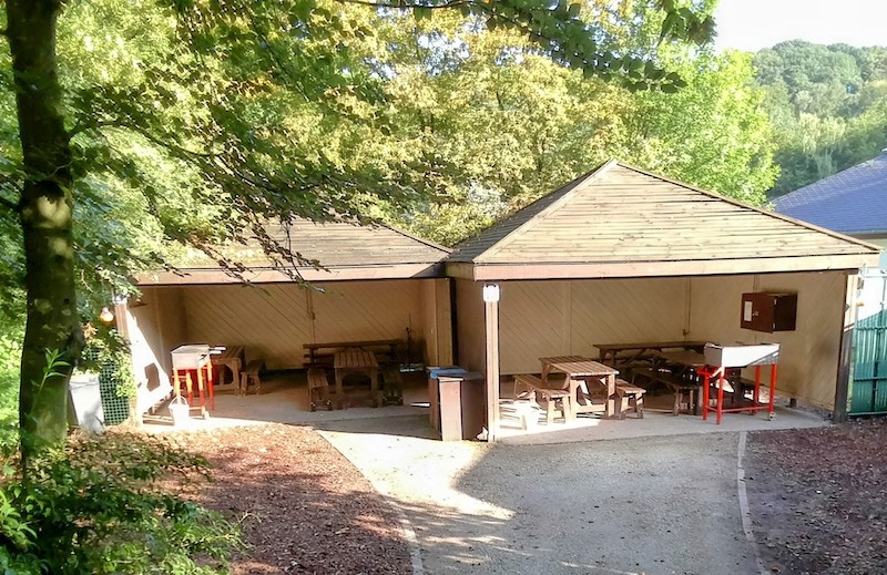 Photo de 2 emplacements réservés au barbecue