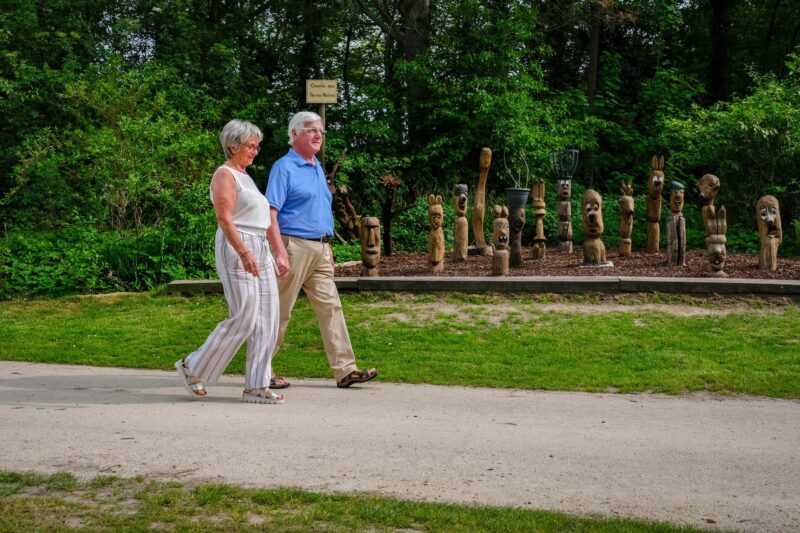 Photo d'un couple marchant main dans la main sur un sentier du domaine du bois des rêves
