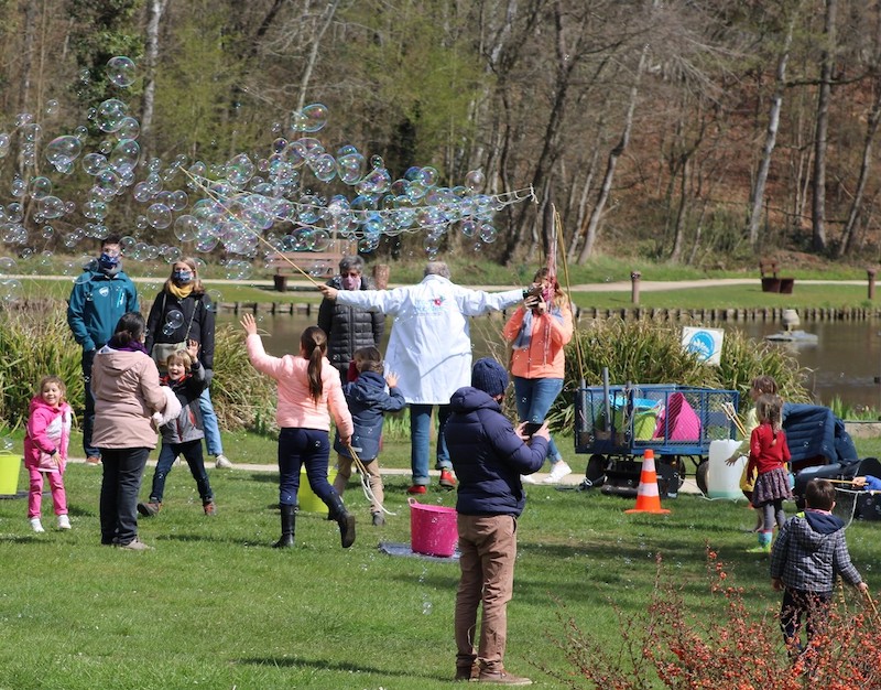 Animation autour des bulles en bordure de lac avec des enfants et parents les regardants