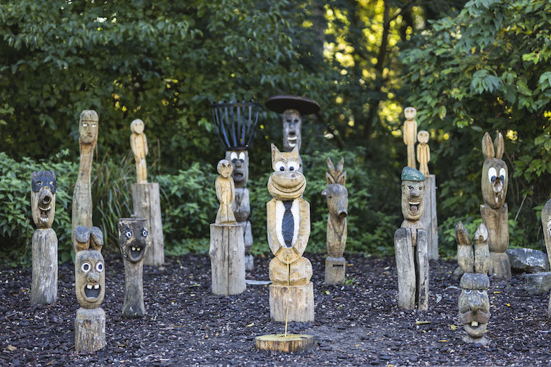 Photo de statues de lapins en bois plantés dans le sol