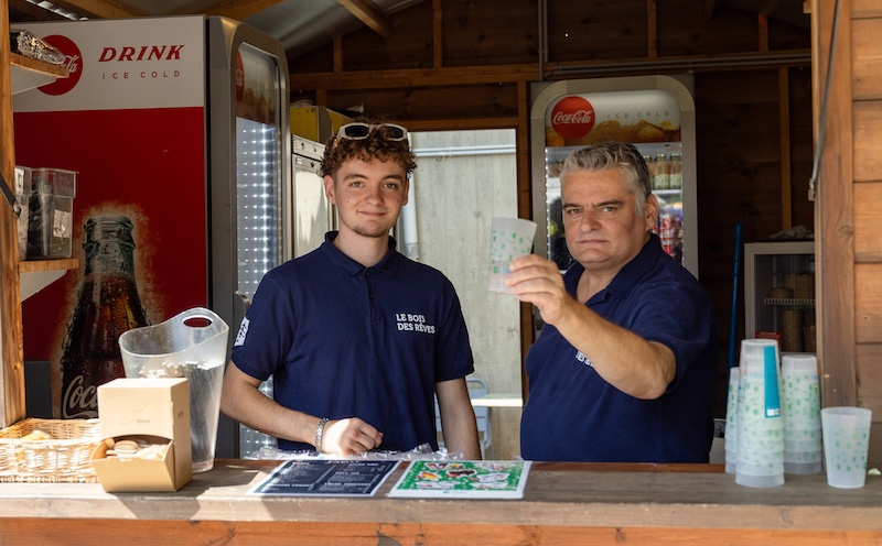 Photo de deux employés du Domaine à l'intérieur du coin bar