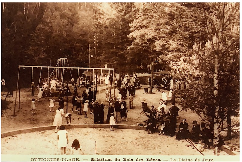 Ancienne photo en noir et blanc de la plaine de jeux du domaine du bois des rêves remplie d'enfants