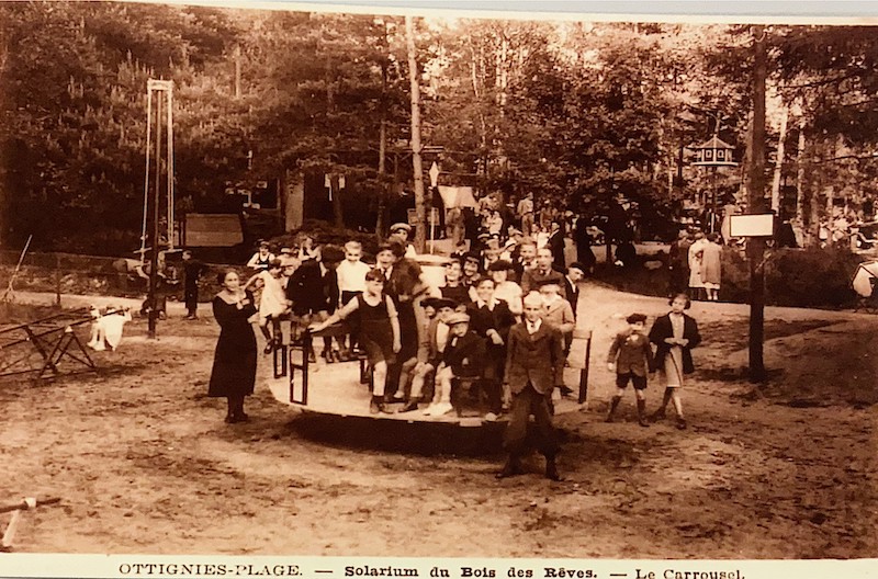 Ancienne photo en noir et blanc de la plaine de jeux du domaine du bois des rêves remplie d'enfants