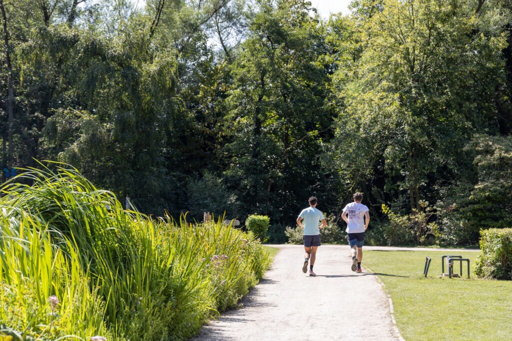 Photo de 2 joggeurs courant sur un sentier dans le domaine des bois des rêves