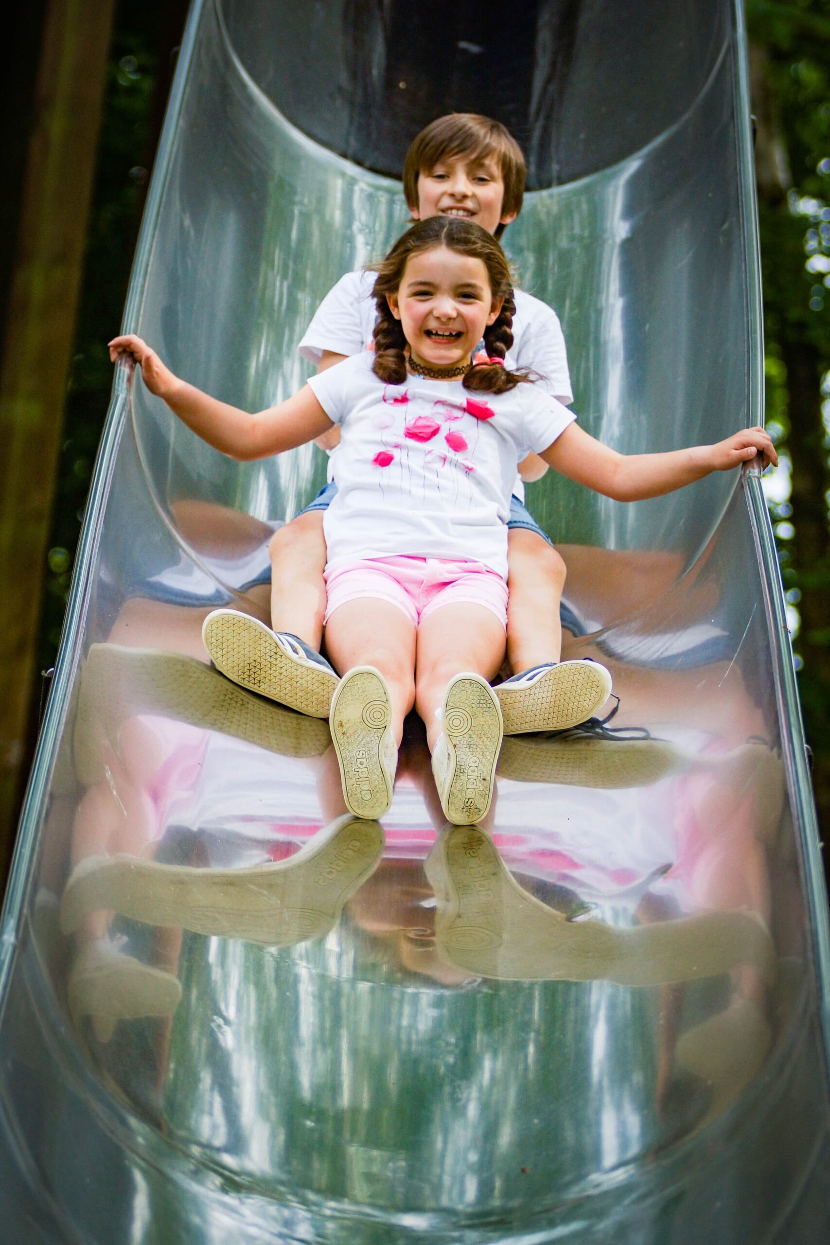 Photo de 2 enfants glissant dans un toboggan