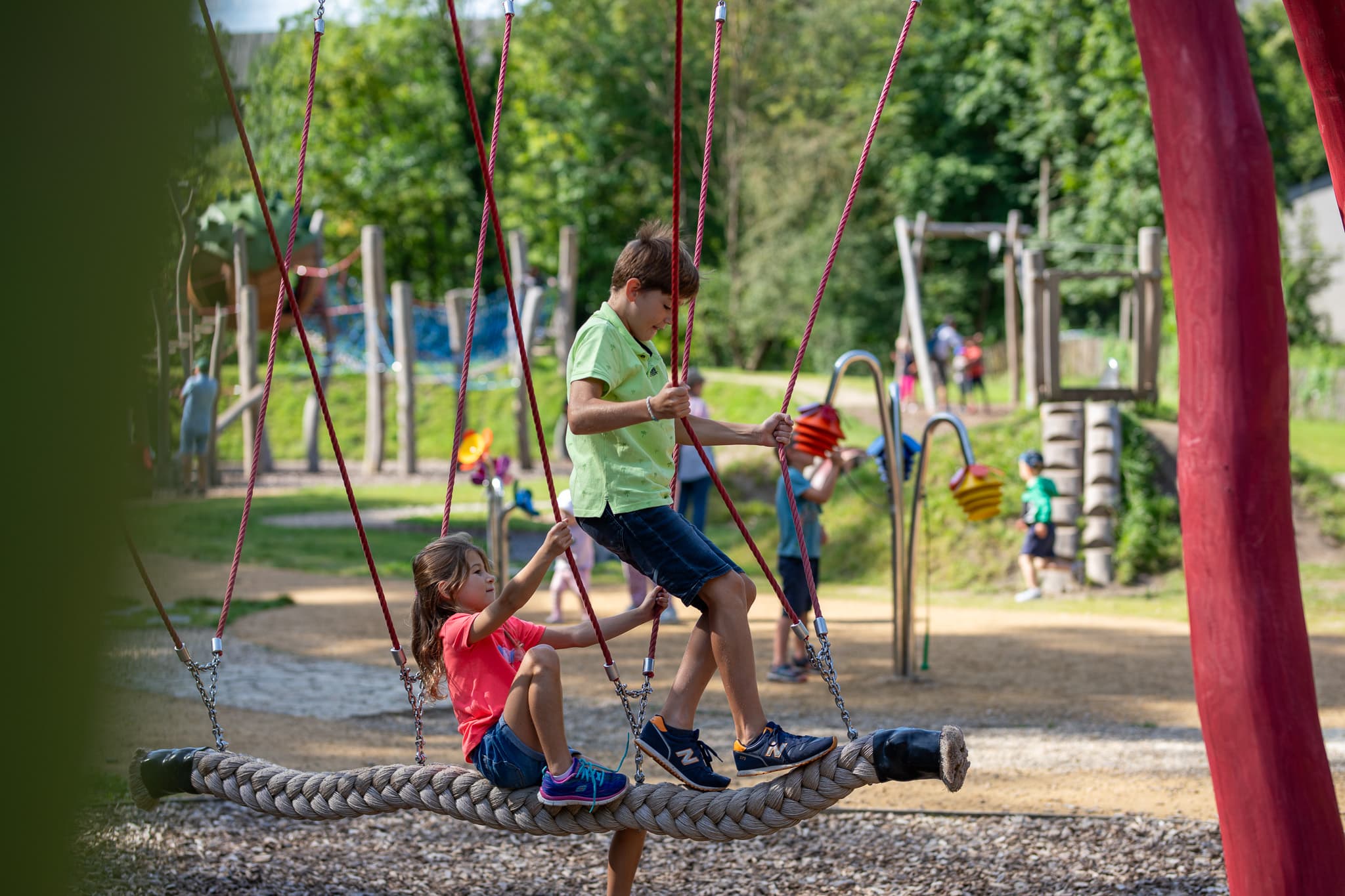 Photo d'enfants jouant dans la plaine de jeux