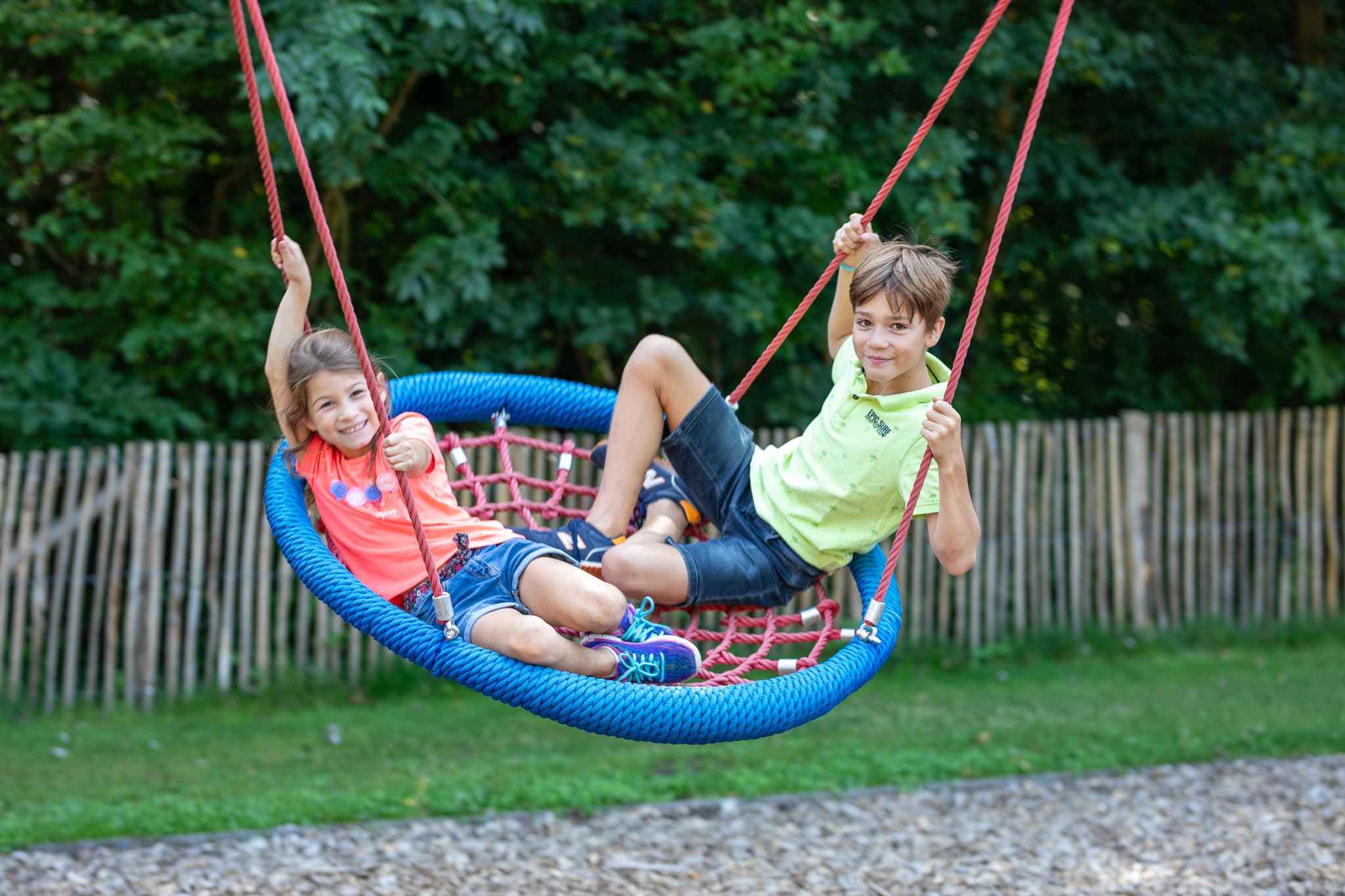 Photo de 2 enfants s'amusant sur une balançoire