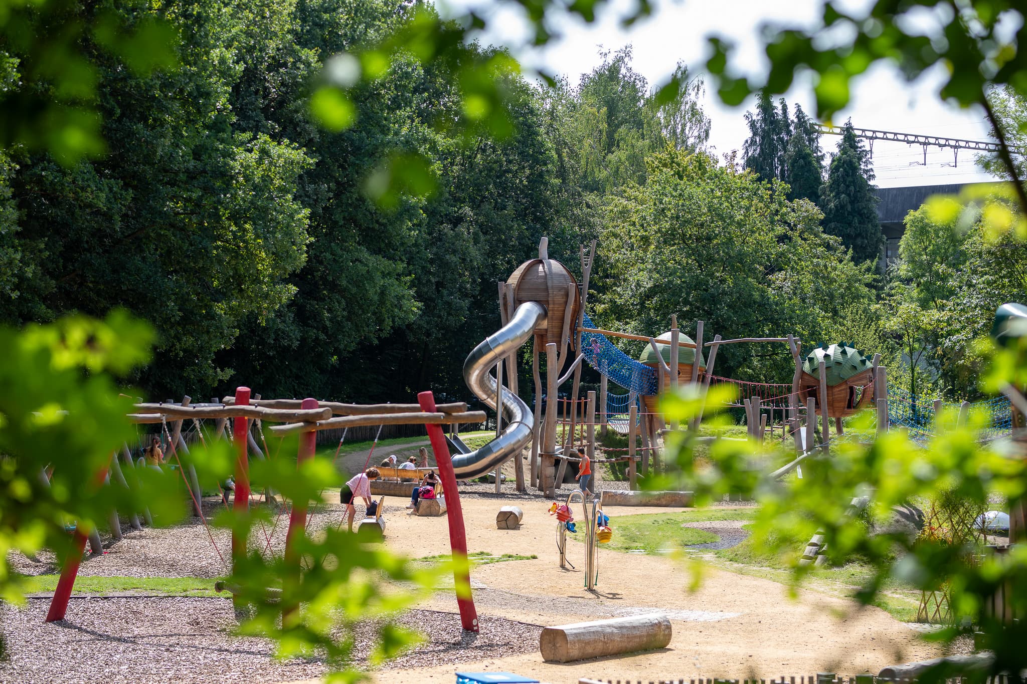 Photo de la plaine de jeux des enfants du Domaine des Bois des Rêves. S'y trouve toboggans, balançoires, sables, etc.