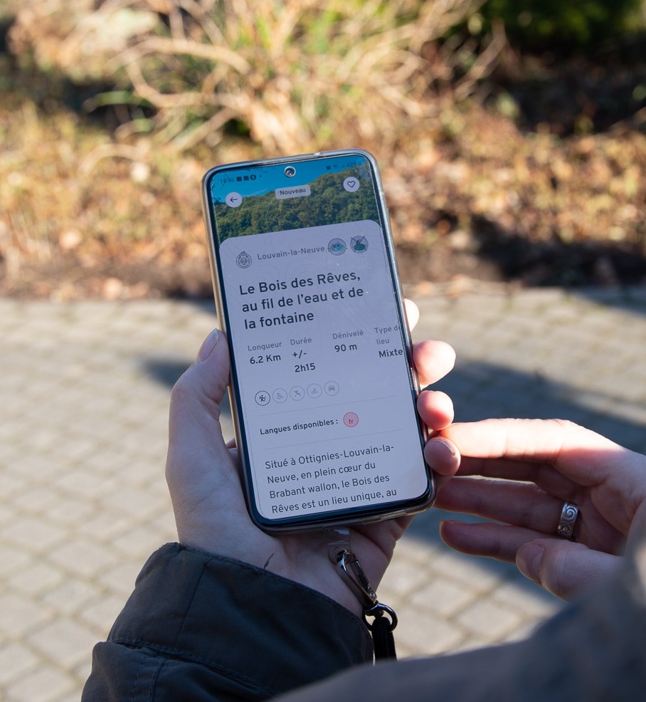Photo d'un téléphone avec à l'écran l'application Geo Caching - Itténaire pour le parcours des Bois des Rêves